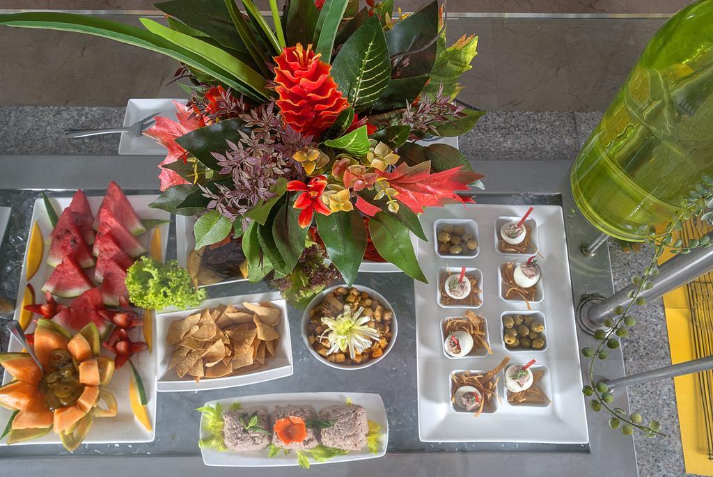 Ghl Hotel Grand Villavicencio Ngoại thất bức ảnh A selection of canapés