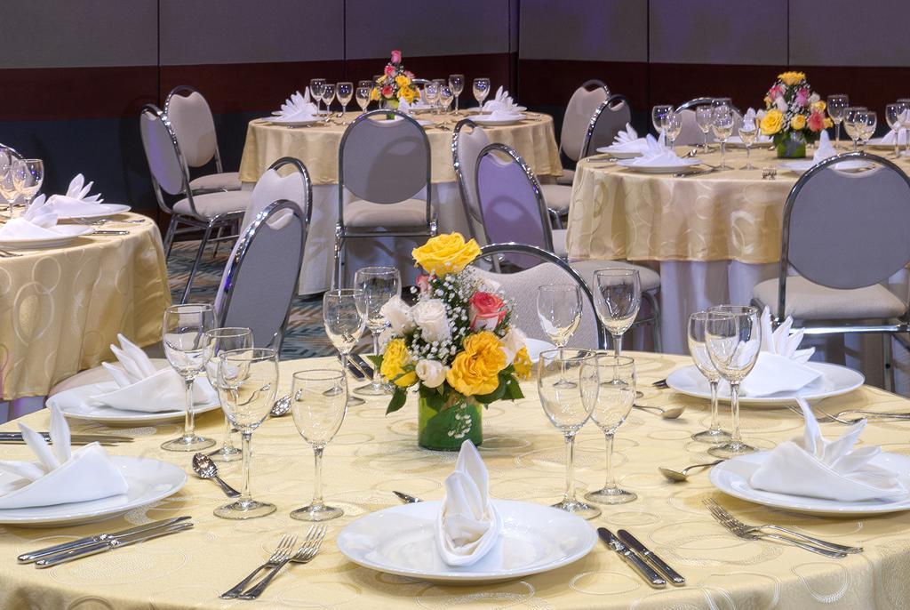 Ghl Hotel Grand Villavicencio Ngoại thất bức ảnh A table set for a formal dinner