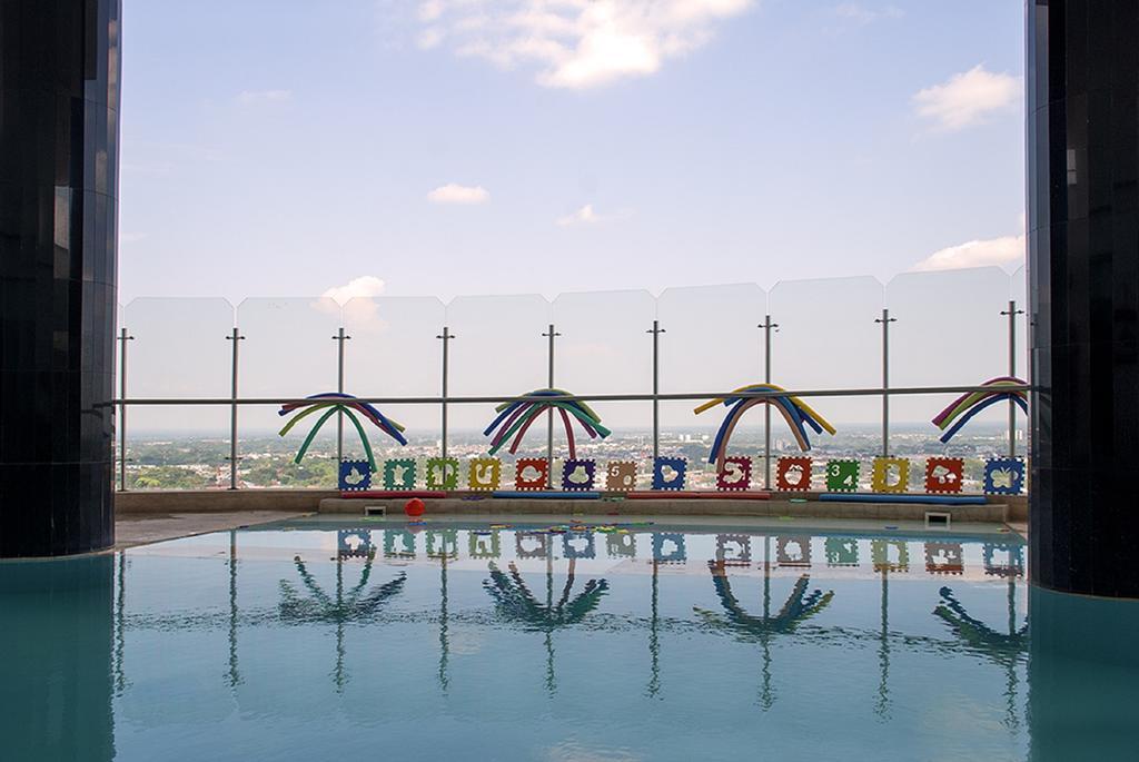 Ghl Hotel Grand Villavicencio Ngoại thất bức ảnh The pool at the 30th floor of the hotel