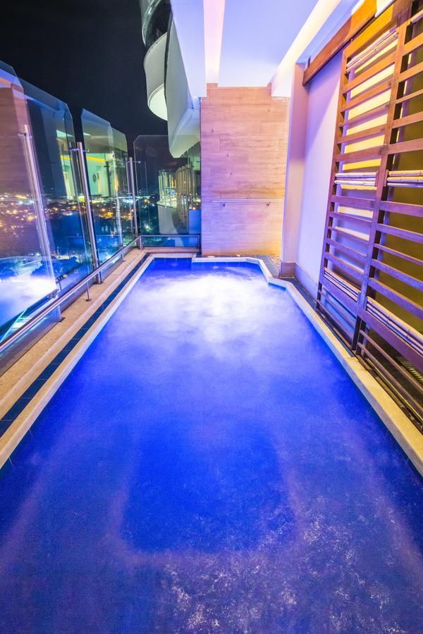 Ghl Hotel Grand Villavicencio Ngoại thất bức ảnh The pool at the 101 Skybar